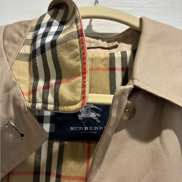 Burberry Beige Trench Coat with Check Lining - Picture 8 of 11